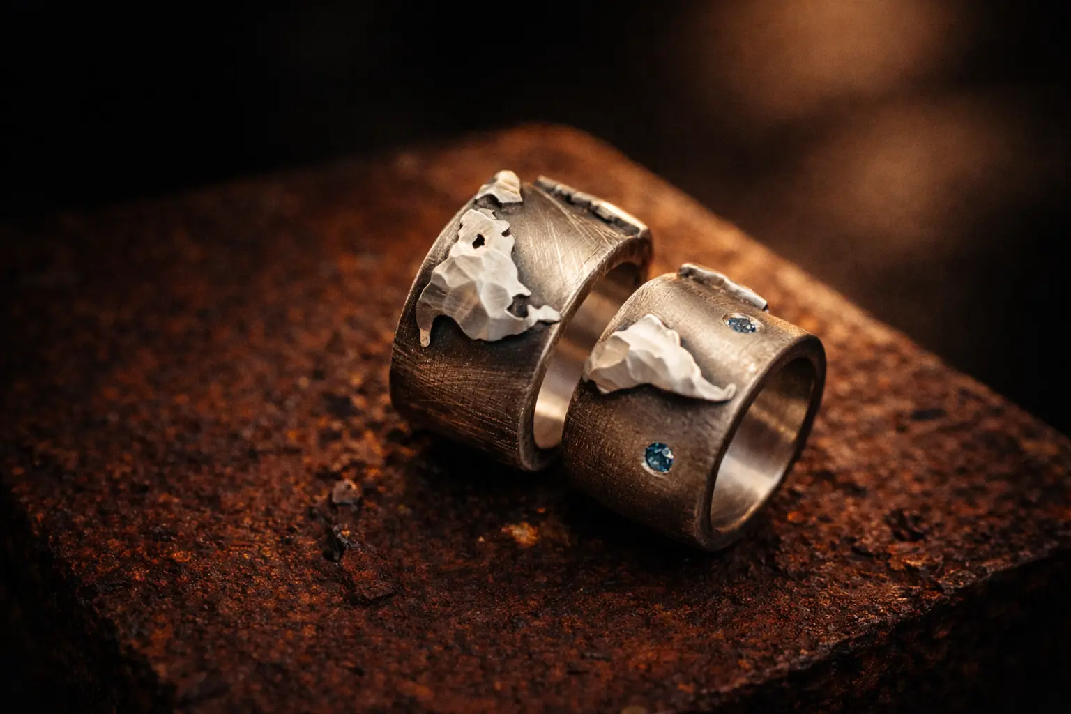 Handgefertigte Eheringe aus Silber und Gold von Zeitzone 65