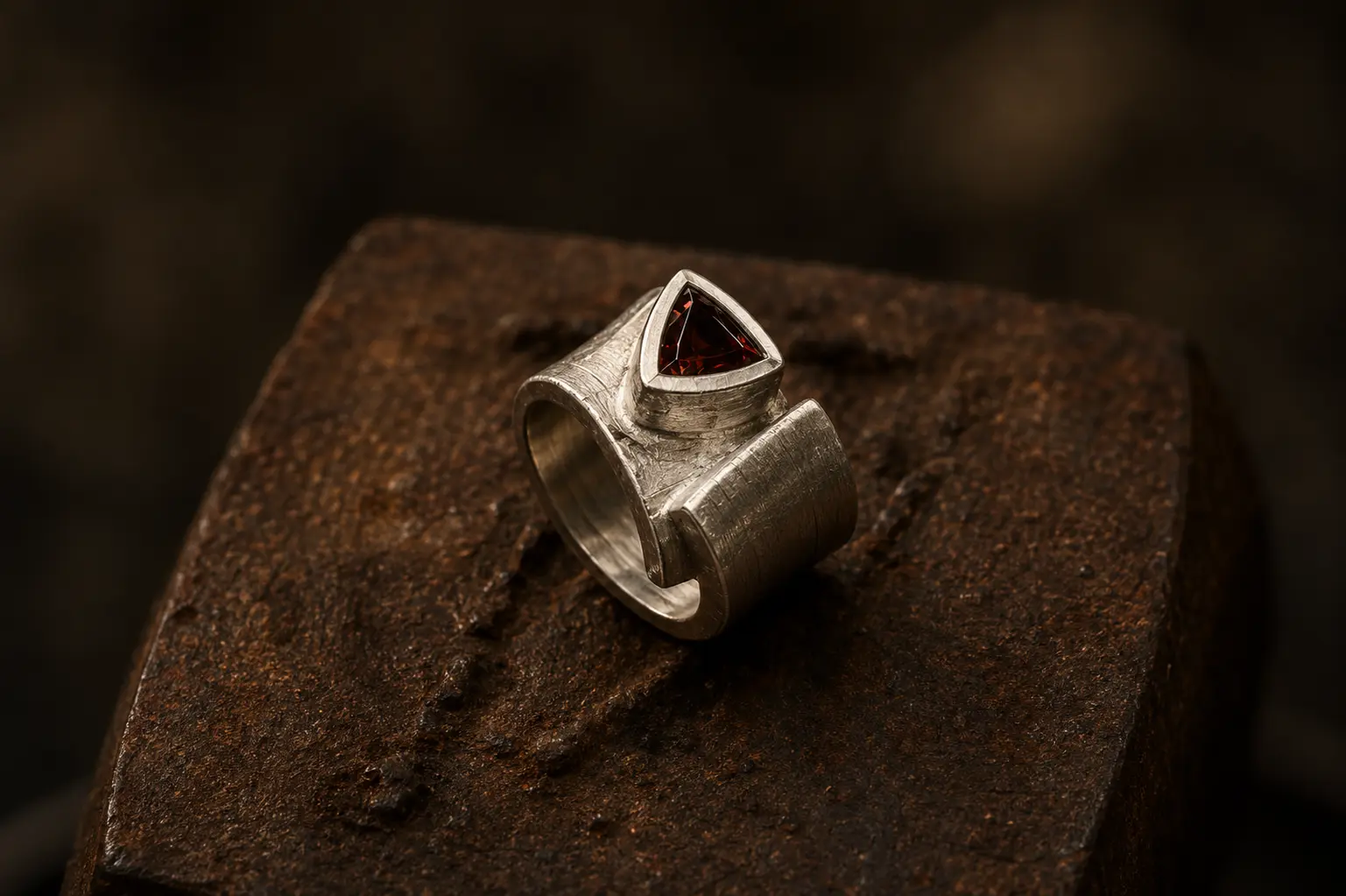 Handgefertigter Ring von Goldschmied Martin Brunner – Unikat aus dem Atelier Zeitzone 65 (Nr. 1)